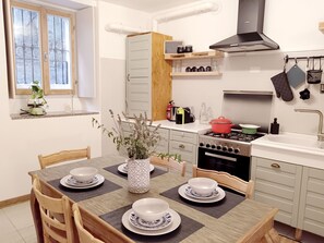Fridge, oven, stovetop, coffee/tea maker