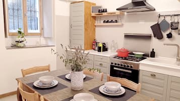 Een koelkast, een oven, een kookplaat, een koffiezetapparaat/waterkoker