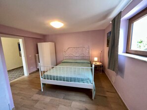 5 Schlafzimmer, Bügeleisen/Bügelbrett, kostenloses WLAN, Bettwäsche