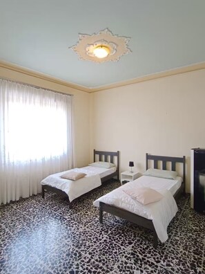 5 bedrooms, iron/ironing board, free WiFi, bed sheets