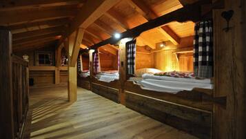 5 bedrooms, free WiFi, bed sheets