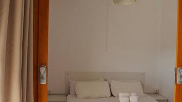 1 slaapkamer, een strijkplank/strijkijzer, gratis wifi, beddengoed