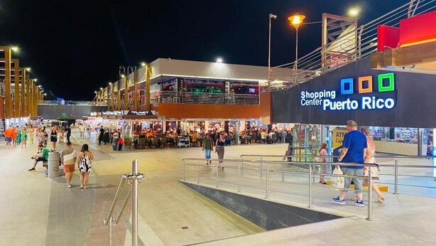 A shopping center with a prominent sign for Puerto Rico. - Vacation 'Pura Vida' with Sea View, Shared Pool and Wi-Fi (Puerto Rico de Gran Canaria)