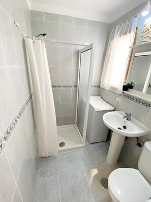 Een douche, een haardroger, handdoeken