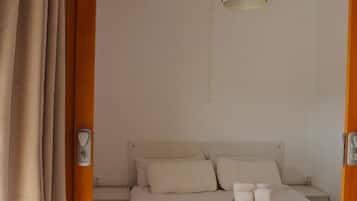 1 habitación, tabla de planchar con plancha, wifi gratis y ropa de cama