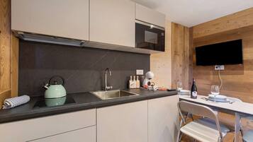 Refrigerador, microondas, parrilla de estufa y cafetera y tetera