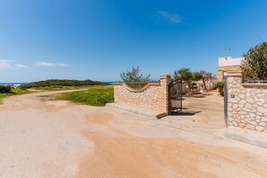 المنطقة المحيطة بالمنشأة