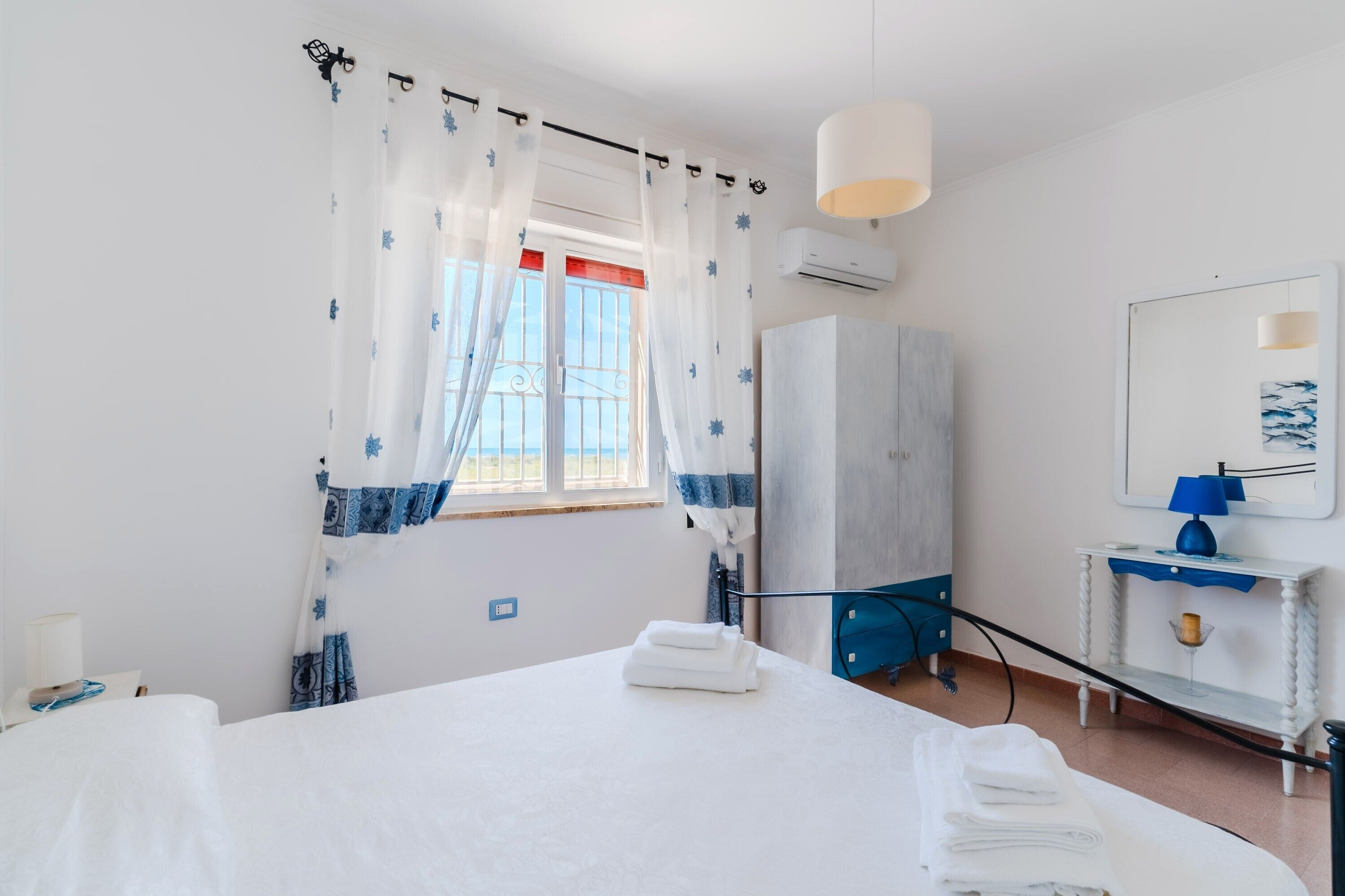 3 bedrooms, iron/ironing board, bed sheets