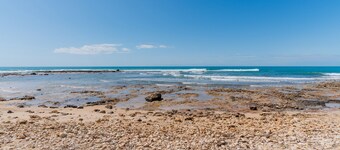 Villa 'Fronte Mare Raffaele' with sea view, private terrace and air conditioning