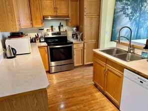 Microondas, horno, parrilla de estufa y lavavajillas 