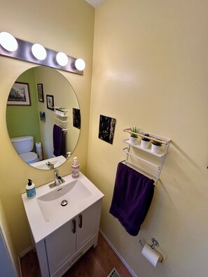 Sèche-cheveux, bidet, serviettes fournies, savon