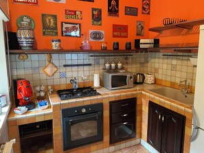 Geladeira, micro-ondas, fogão, cooktop
