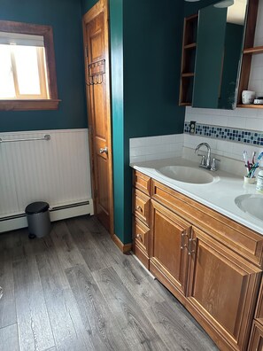 Serviettes fournies, savon, papier toilette