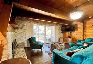 TV connectée, cheminée, livres