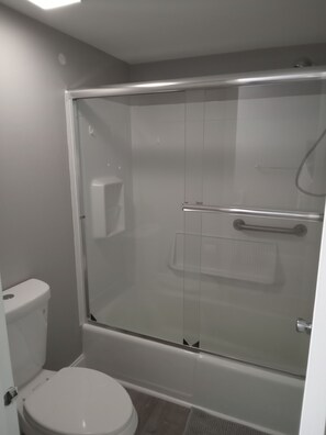 Sèche-cheveux, serviettes fournies, savon, shampoing