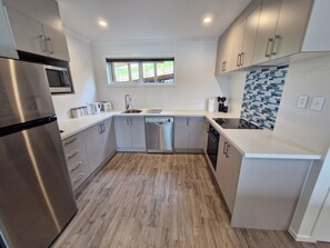 Refrigerador, microondas, horno y parrilla de estufa 