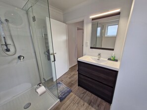 Dusj, hårføner, håndklær og såpe