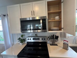 Micro-ondes, four, plaque de cuisson, lave-vaisselle