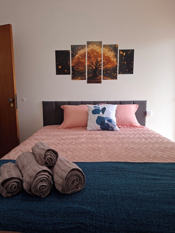 1 chambre, bureau, fer et planche à repasser, lit parapluie