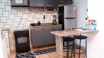 Geladeira, micro-ondas, fogão, cooktop