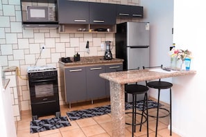 Frigorífico, microondas, horno y placa de cocina