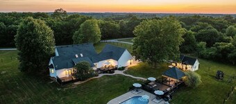 Heated Pool, Hot Tub, Game Room, EV charger, Sleeps 20