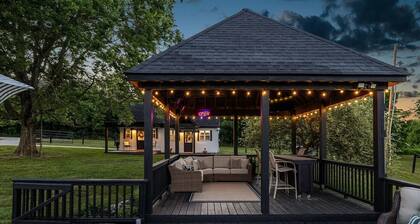 Heated Pool, Hot Tub, Game Room, EV charger, Sleeps 20