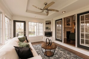 Smart TV, fireplace, video games, foosball - Heated Pool, Hot Tub, Game Room, EV charger, Sleeps 20 (Lawrenceburg)