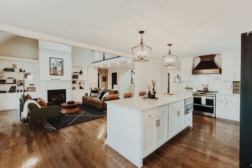 Heated Pool, Hot Tub, Game Room, EV charger, Sleeps 20