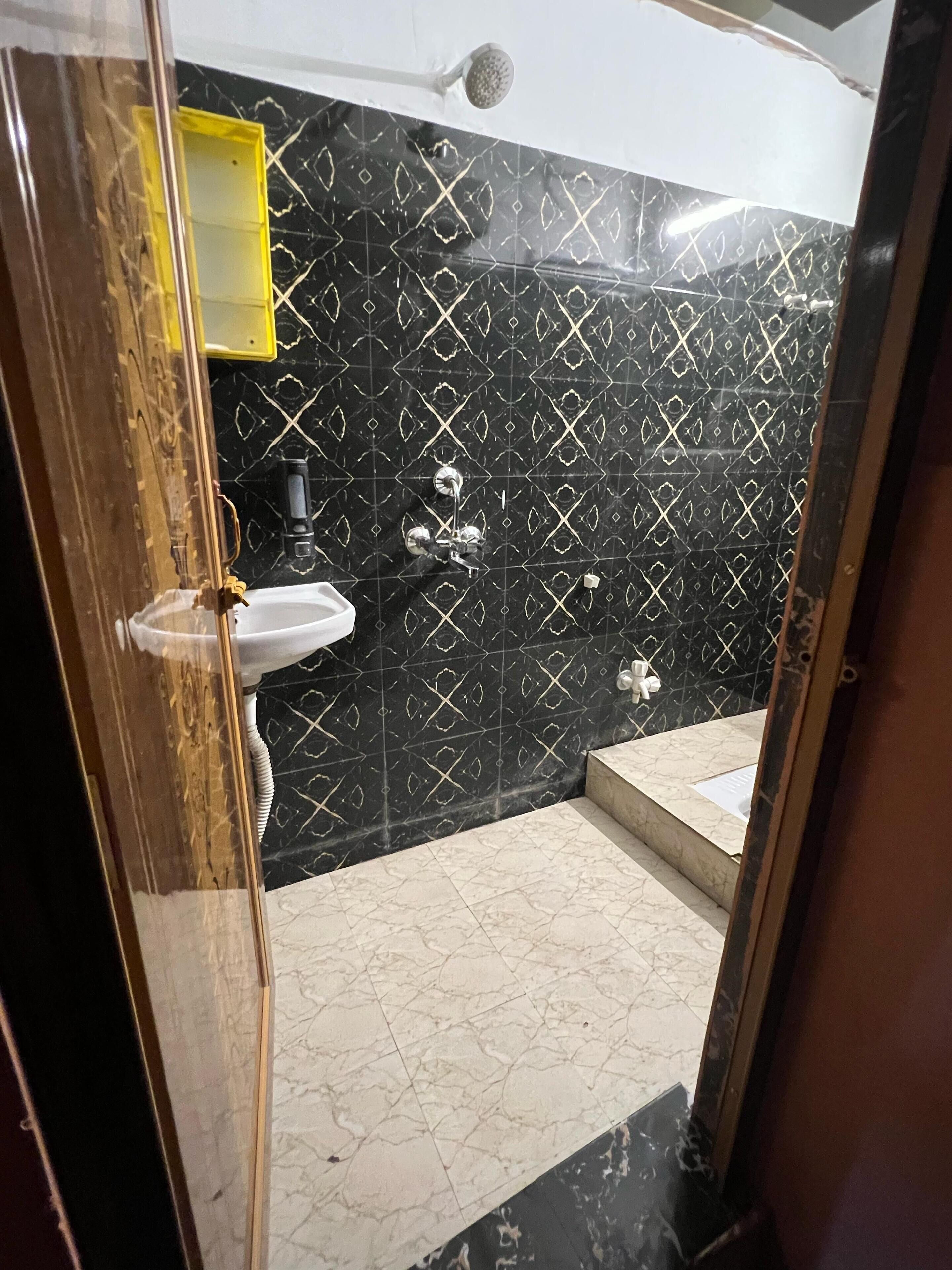 基础双人房 | 浴室 | 拖鞋