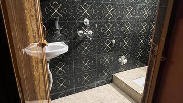 Basic Double Room | Bathroom