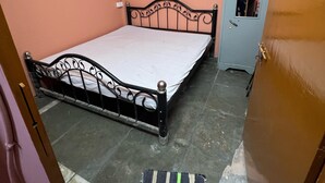 Un dormitorio con cama, armario y ventilador de techo.