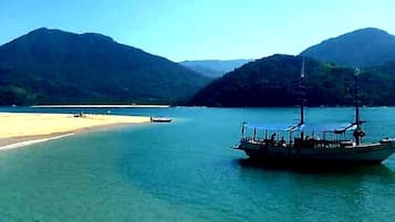 Am Strand, weißer Sandstrand, Cabañas (kostenlos), Liegestühle