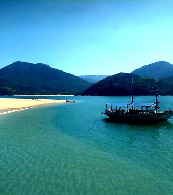 On the beach, white sand, free beach cabanas, sun-loungers - Pousada Refugio Prumirim (Ubatuba)