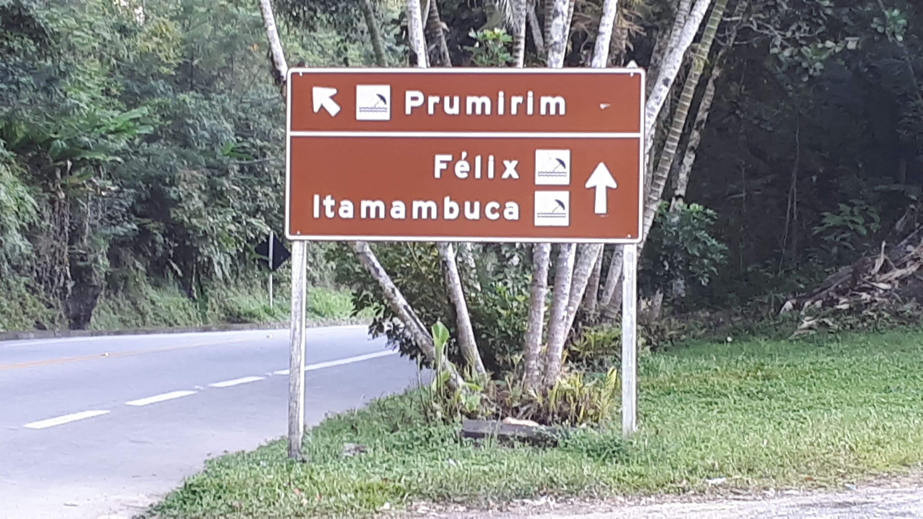 Una señal direccional con flechas que indican Prumirim, Felix y Itambuca.