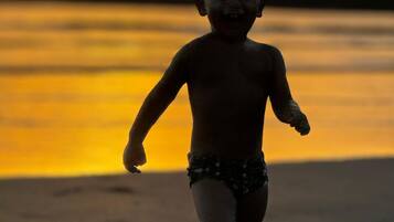 En la playa, playa de arena blanca y camas de playa gratuitas
