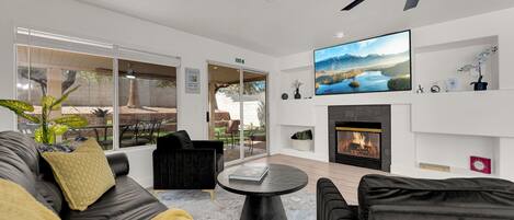 Smart TV, chimenea y libros
