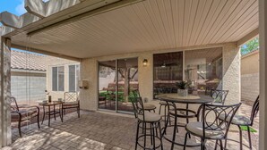 Outdoor dining - Heart of Henderson - Your ideal extended stay (Henderson)