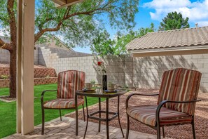 Outdoor dining - Heart of Henderson - Your ideal extended stay (Henderson)