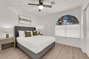 4 bedrooms, iron/ironing board, free WiFi, bed sheets - Heart of Henderson - Your ideal extended stay (Henderson)