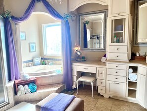 按摩浴缸、風筒、提供毛巾、番梘