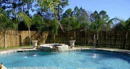 Secluded Private 4-bedroom house with WiFi, AC pool/hot tub/bar Gulfport