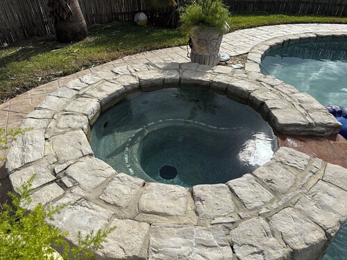 Secluded Private  4-bedroom house with WiFi, AC pool/hot tub/bar Gulfport