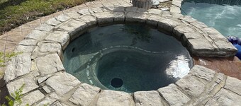 Secluded Private 4-bedroom house with WiFi, AC pool/hot tub/bar Gulfport