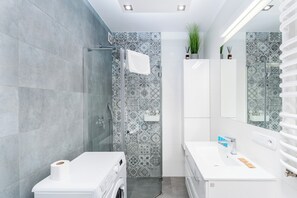 Shower, free toiletries, hair dryer, towels