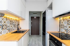 Fridge, microwave, oven, stovetop - Podłęska Comfort Apartment (Kraków)