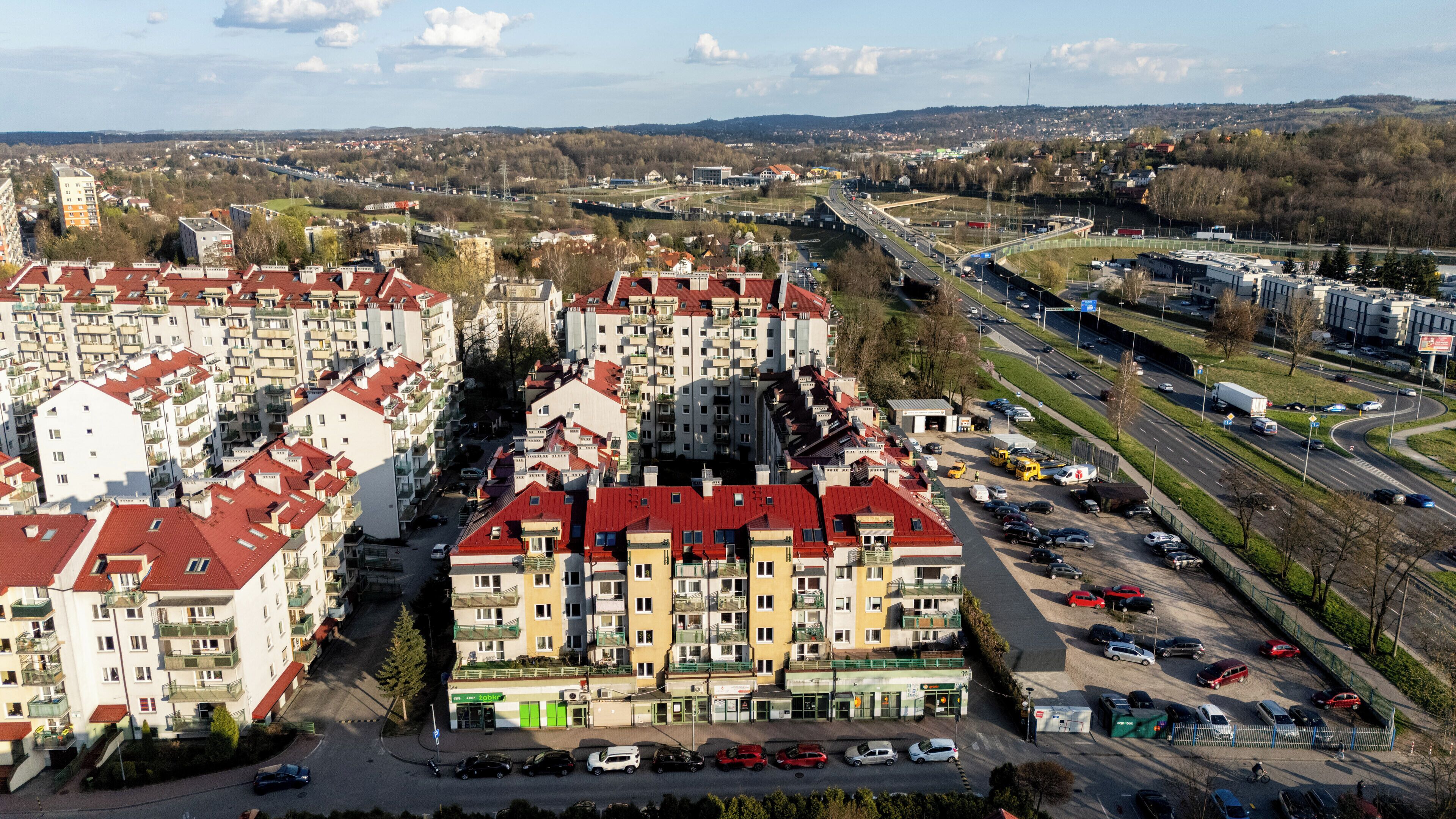Korkea asuinkerrostalo, jossa on useita parvekkeita ja keskeinen sisäpiha.