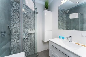 Dusche, kostenlose Toilettenartikel, Haartrockner, Handtücher