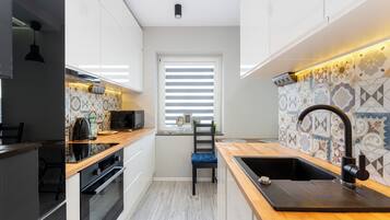 Køleskab, mikrobølgeovn, ovn, kogeplade