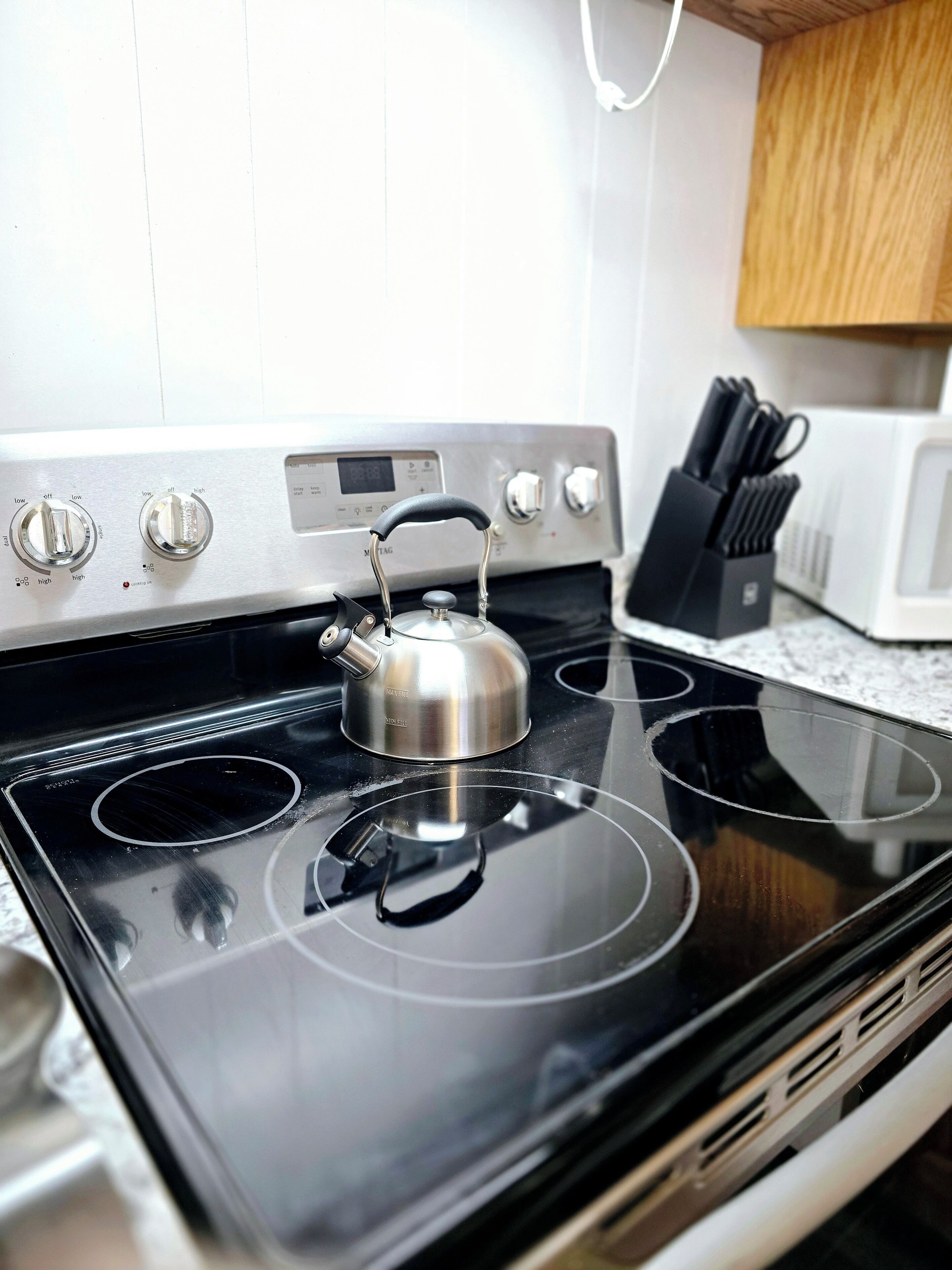 Een koelkast, een microgolfoven, een oven, een kookplaat